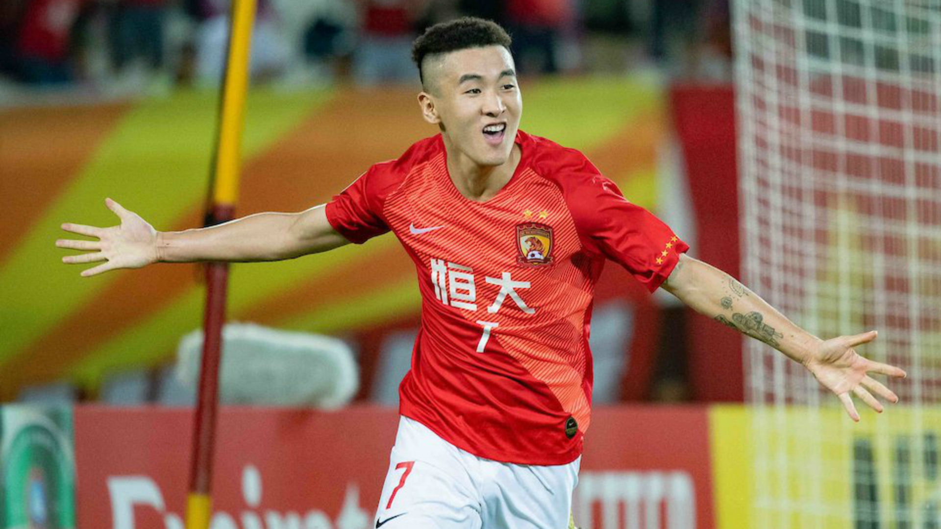 A fortuitous late goal saw Guangzhou Evergrande earn a 2-1 win over Shandong Luneng, while Kashima Antlers beat Sanfrecce Hiroshima.