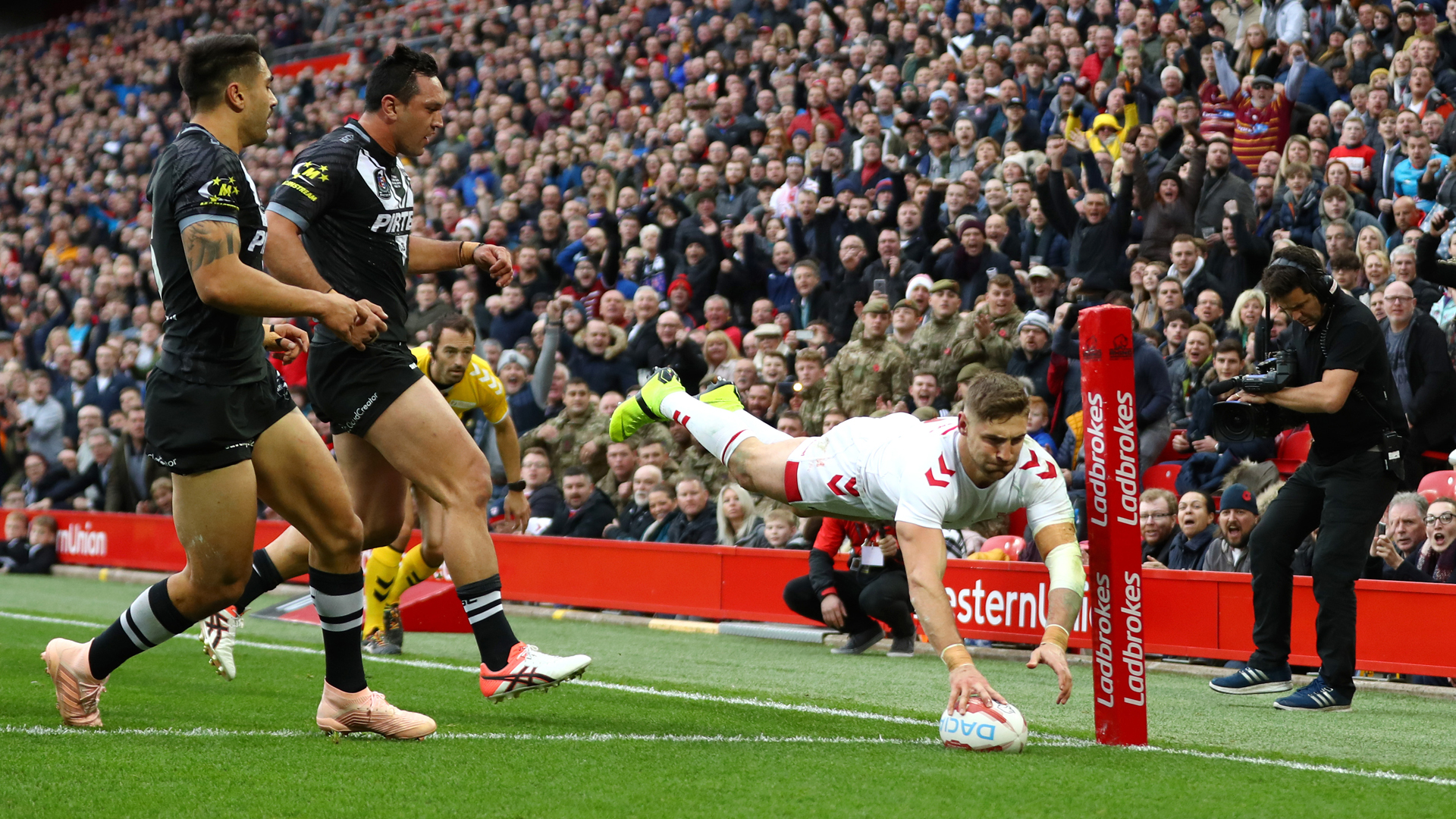 England and St Helens wing Tommy Makinson claimed the Rugby League World Golden Boot Award.