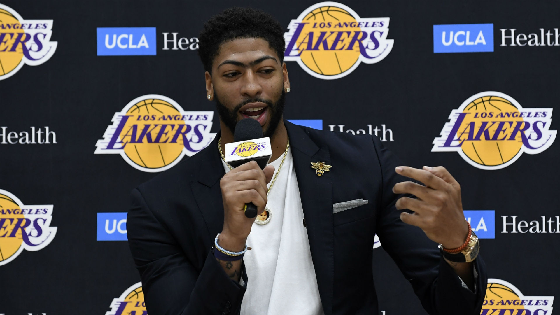 Los Angeles Lakers star Anthony Davis made sure he was on target with his ceremonial first pitch at Dodger Stadium on Tuesday.