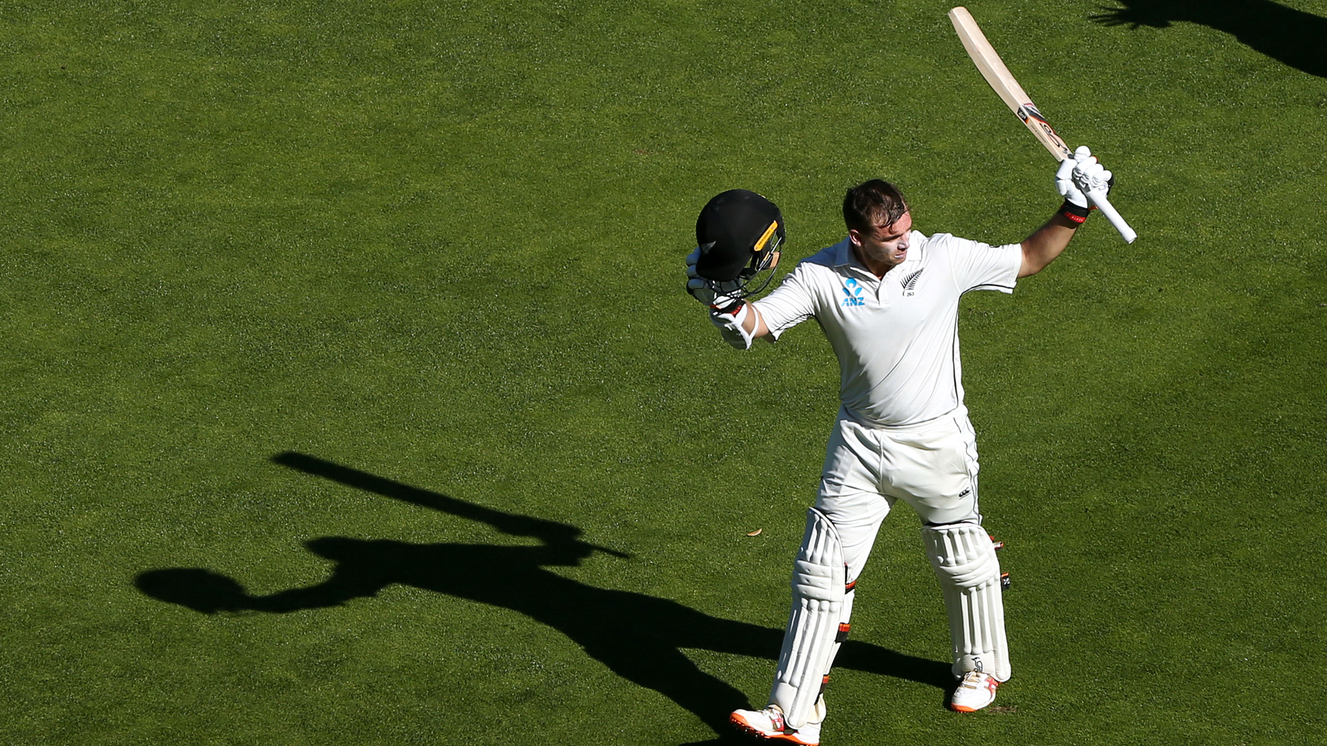 New Zealand continued their dominance of Sri Lanka in the first Test in Wellington.