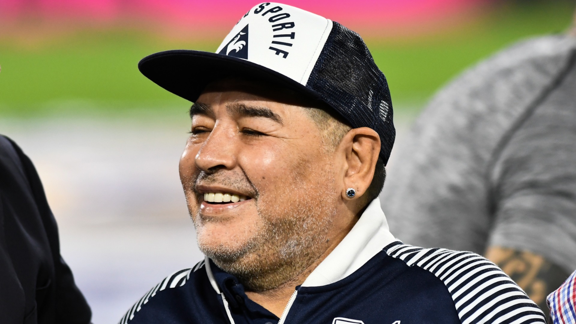 Former Napoli and Argentina great Diego Maradona has committed to Gimnasia y Esgrima La Plata for another season.