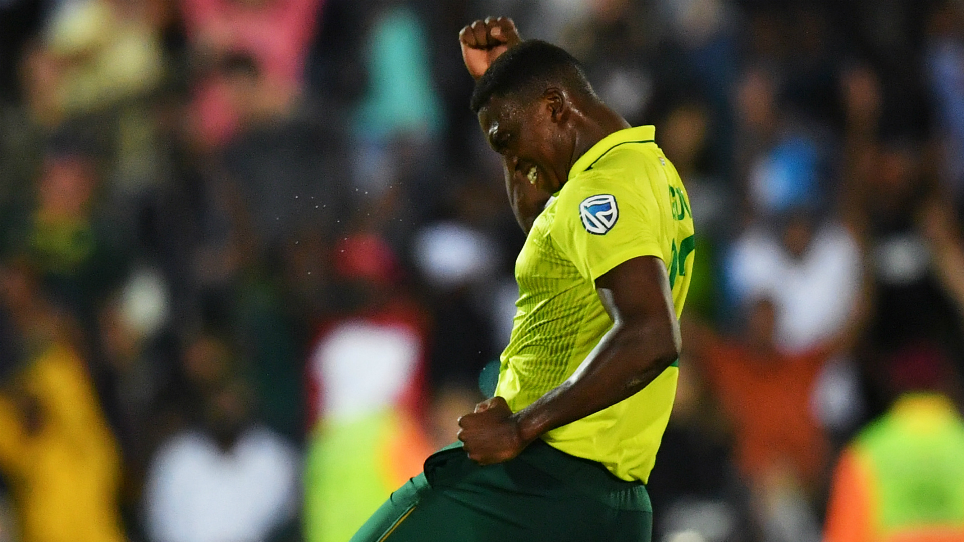 England needed seven runs from seven balls but they could not get over the line in a remarkable ending to their T20 match with South Africa.
