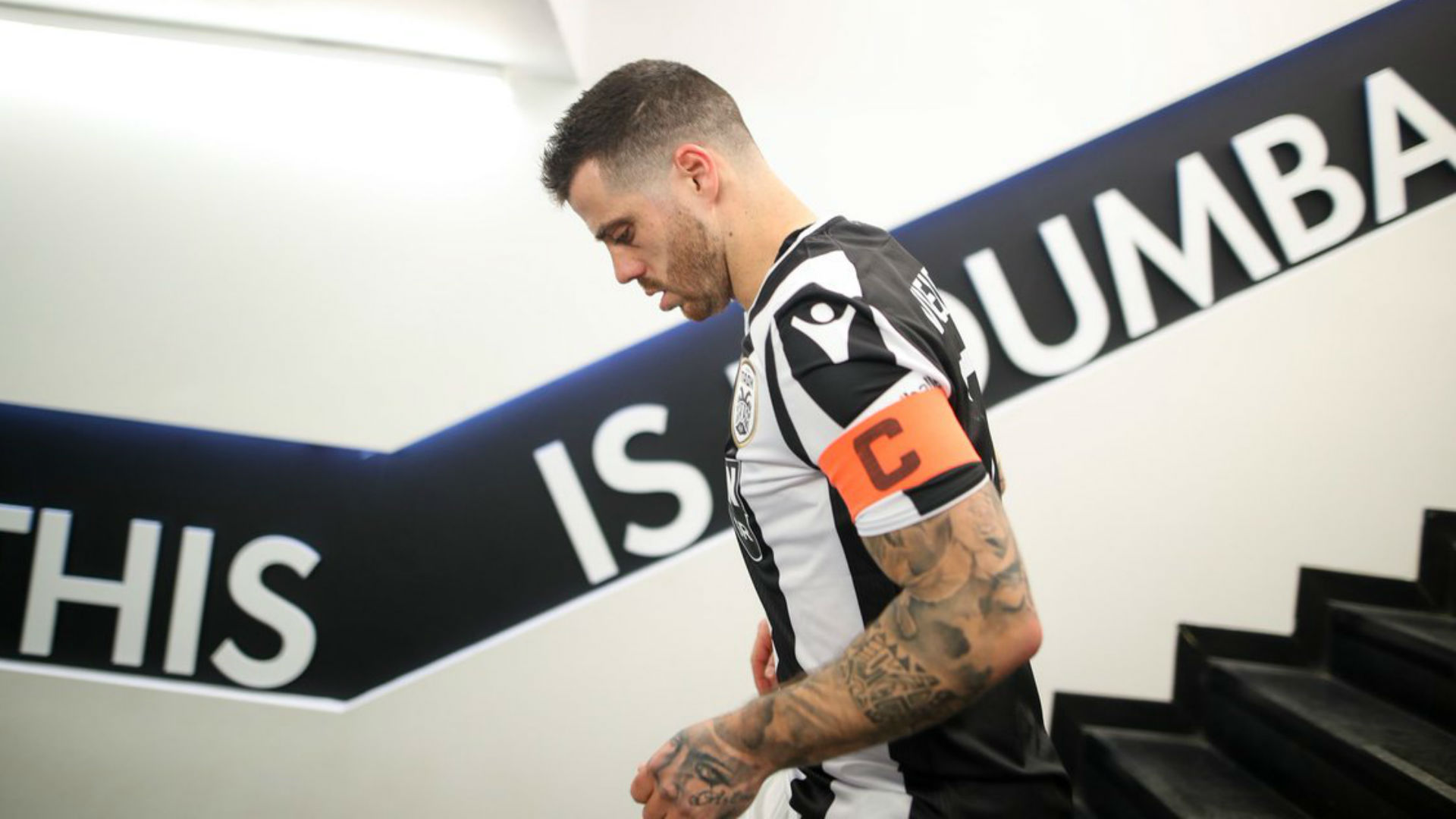 A week on from sustaining a serious knee injury, Vieirinha came on as a late substitute to celebrate PAOK's title win after a 34-year wait.