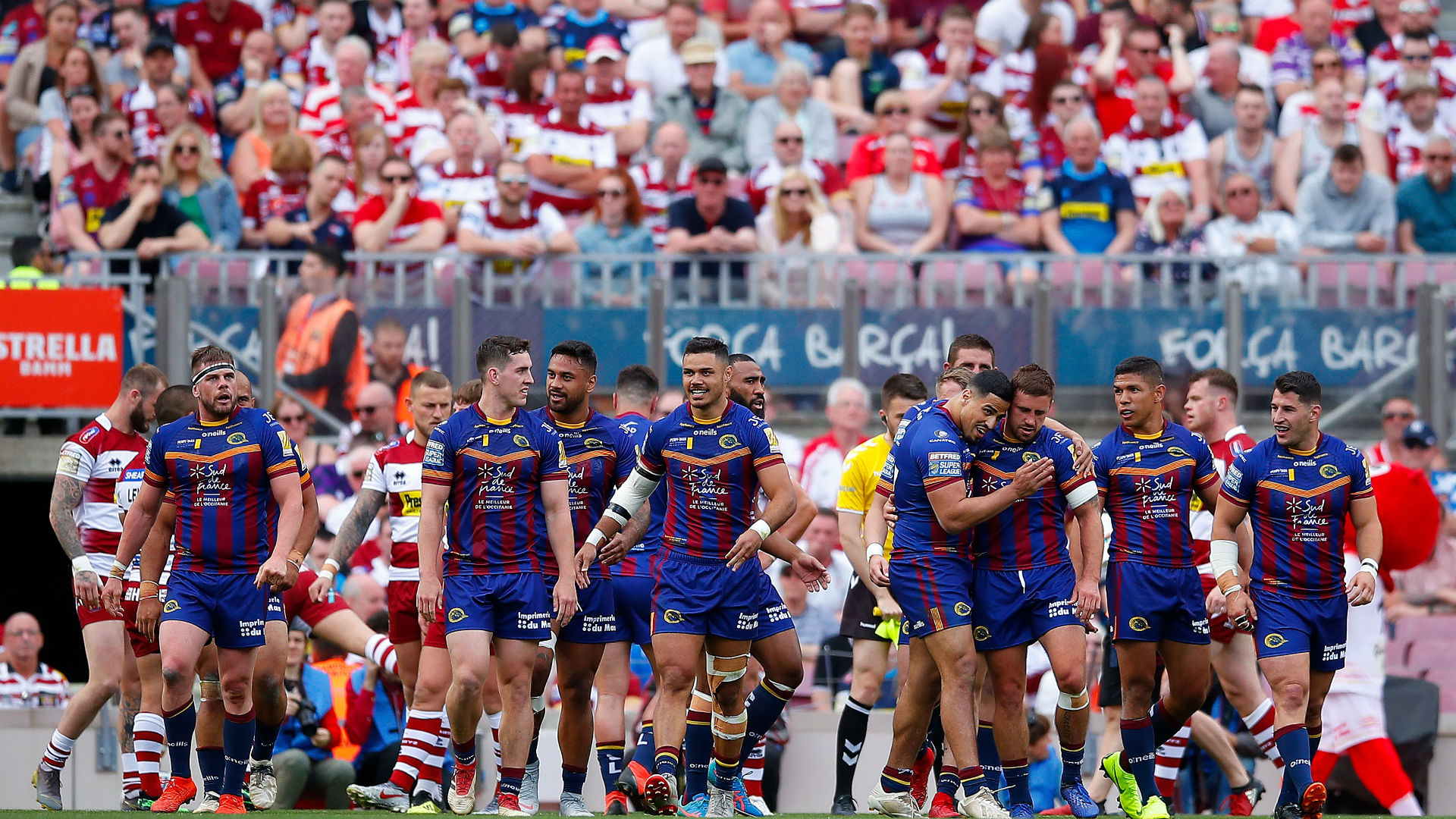 A Super League record crowd of 31,555 witnessed Catalans Dragons cruise to a 33-16 victory over Wigan Warriors at Camp Nou.