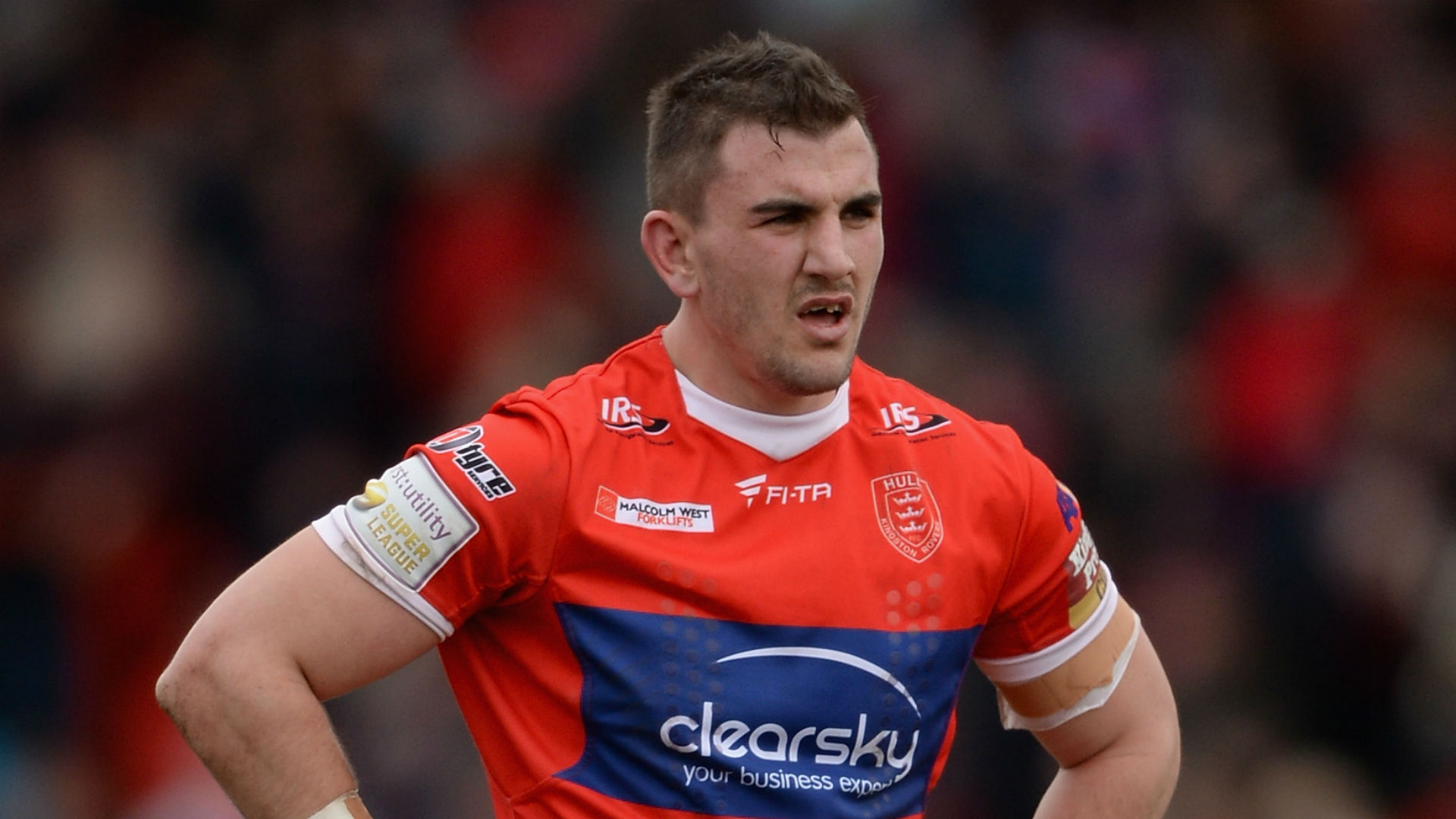 As he nears the end of a 20-month drugs ban, Adam Walker has signed for Super League outfit Salford Red Devils.