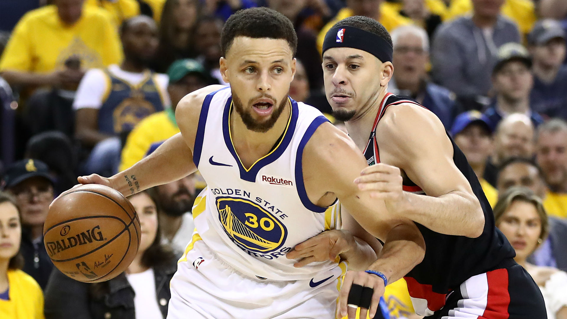 Dell and Sonya Curry wore split jerseys as Stephen Curry took on brother Seth in the Warriors' Game 1 victory over the Trail Blazers.
