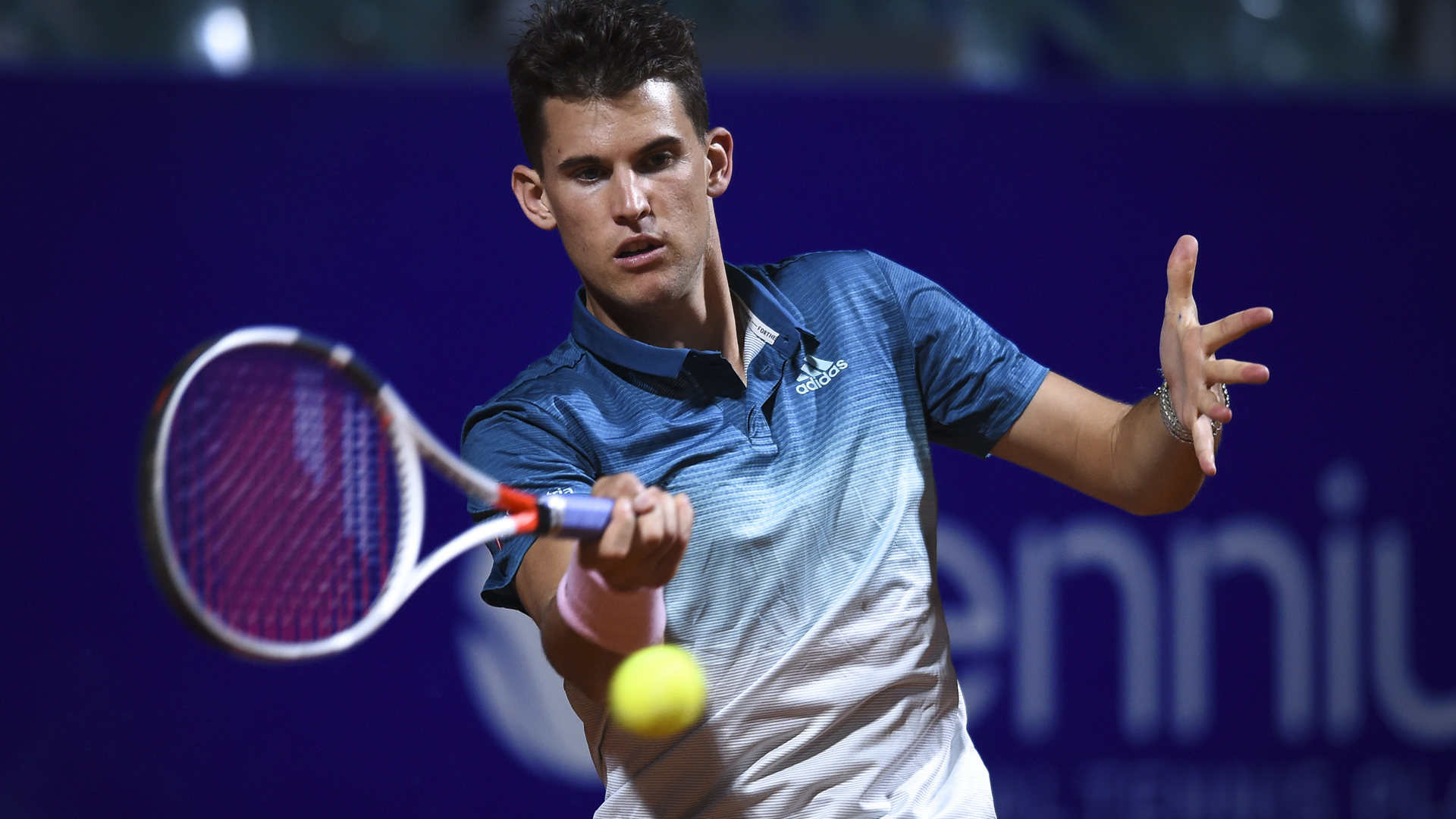 Dominic Thiem remained unbeaten at the Argentina Open, defeating Pablo Cuevas to reach the semi-finals.