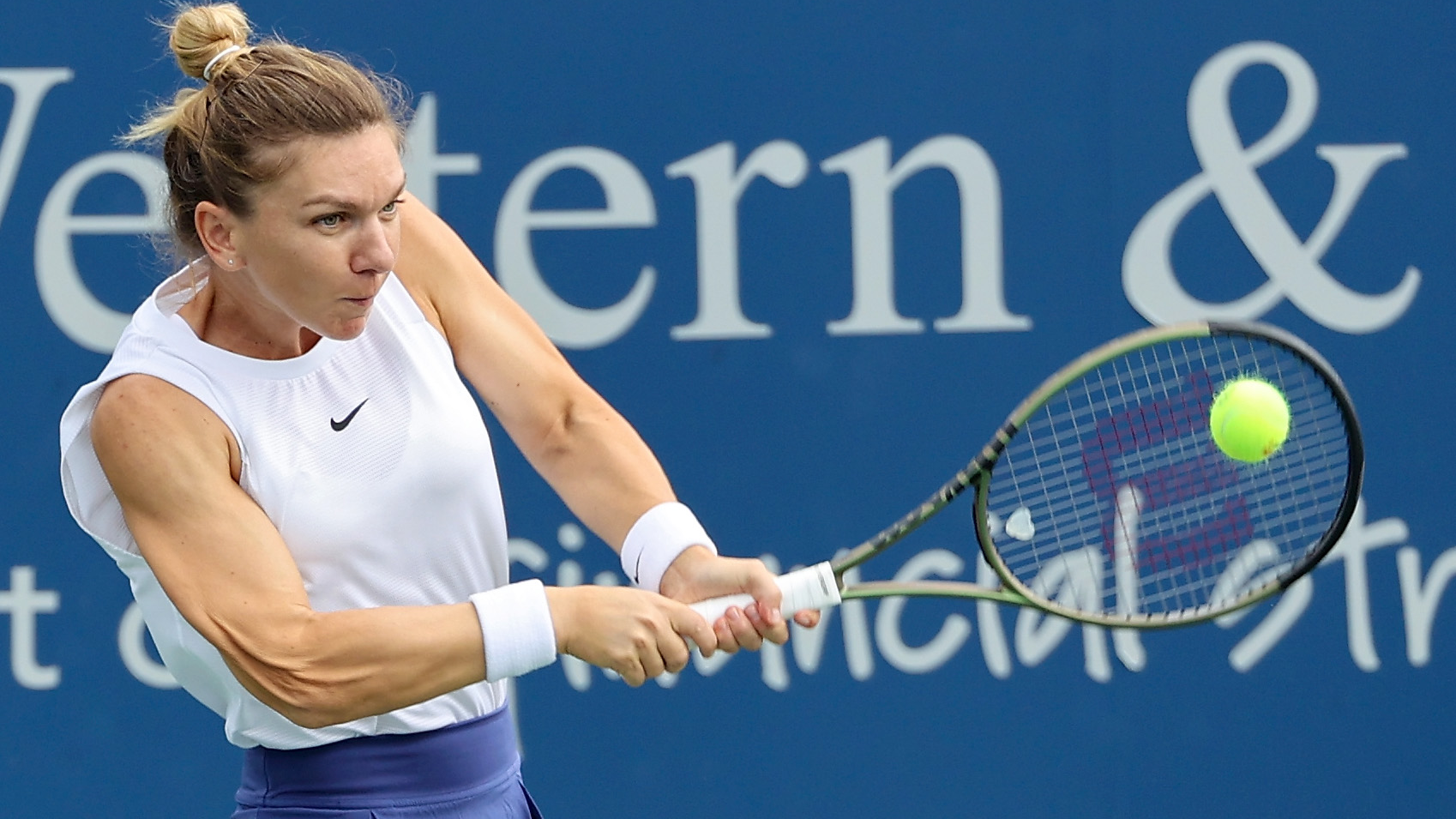 Two-time major winner Simona Halep won for the first time since injuring her calf in May.