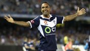 A-League and Melbourne Victory legend Archie Thompson has signed to play with PS4 NPL Victorian club Heidelberg United.