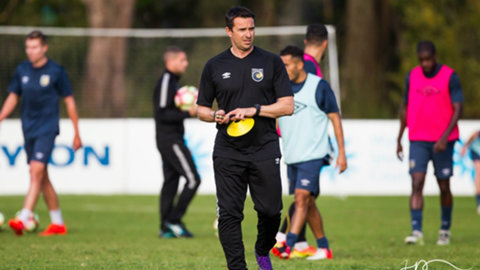 central-coast-mariners-boss-paul-okon-guides-his-team-through-a-training-session_1a5oy8xln127r1cj0qbwckbf70.jpg