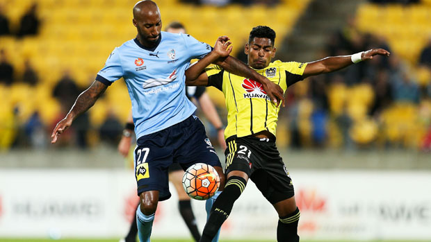 mickael-tavares-fights-for-the-ball-with-phoenix-striker-roy-krishna_19z2zc5k6zosm16od9x079arq8.jpg