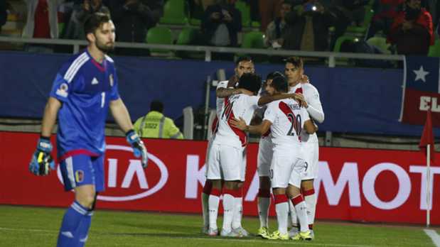 Perú venció a Venezuela y dejó al Grupo C en llamas