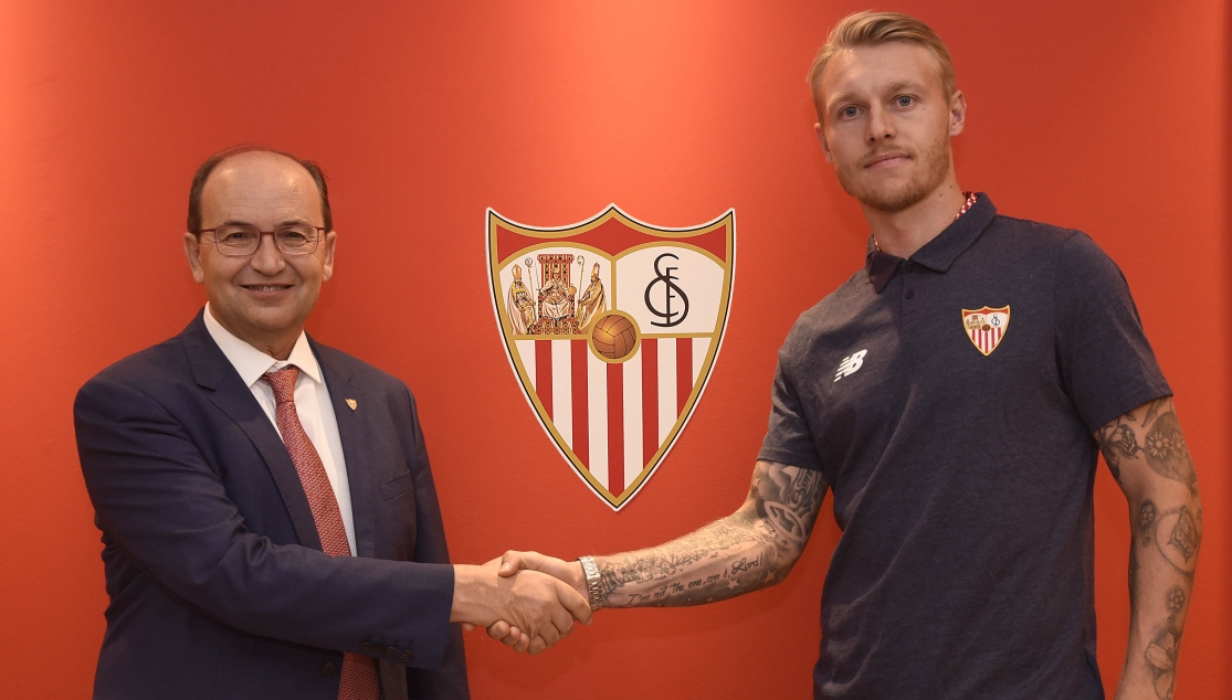 Simon Kjaer, a un paso de Sevilla