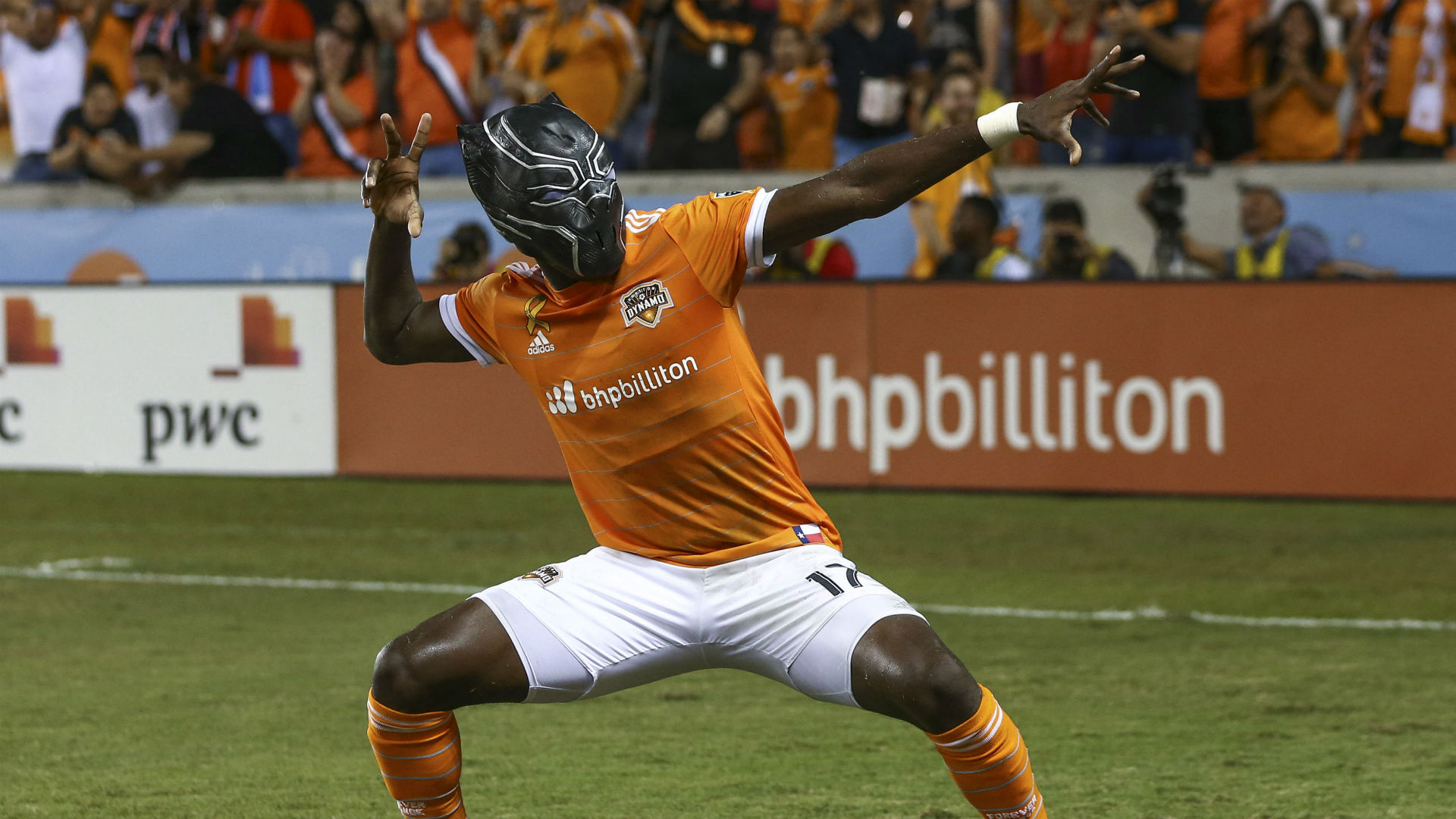 VIDEO: Alberth Elis puts on cat mask to celebrate goal