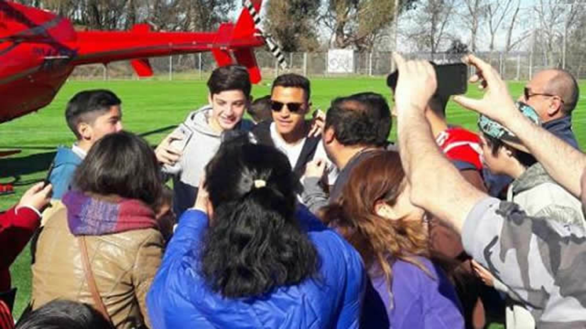 Mayte Rodríguez y Alexis Sánchez compartieron con niños de Cauquenes