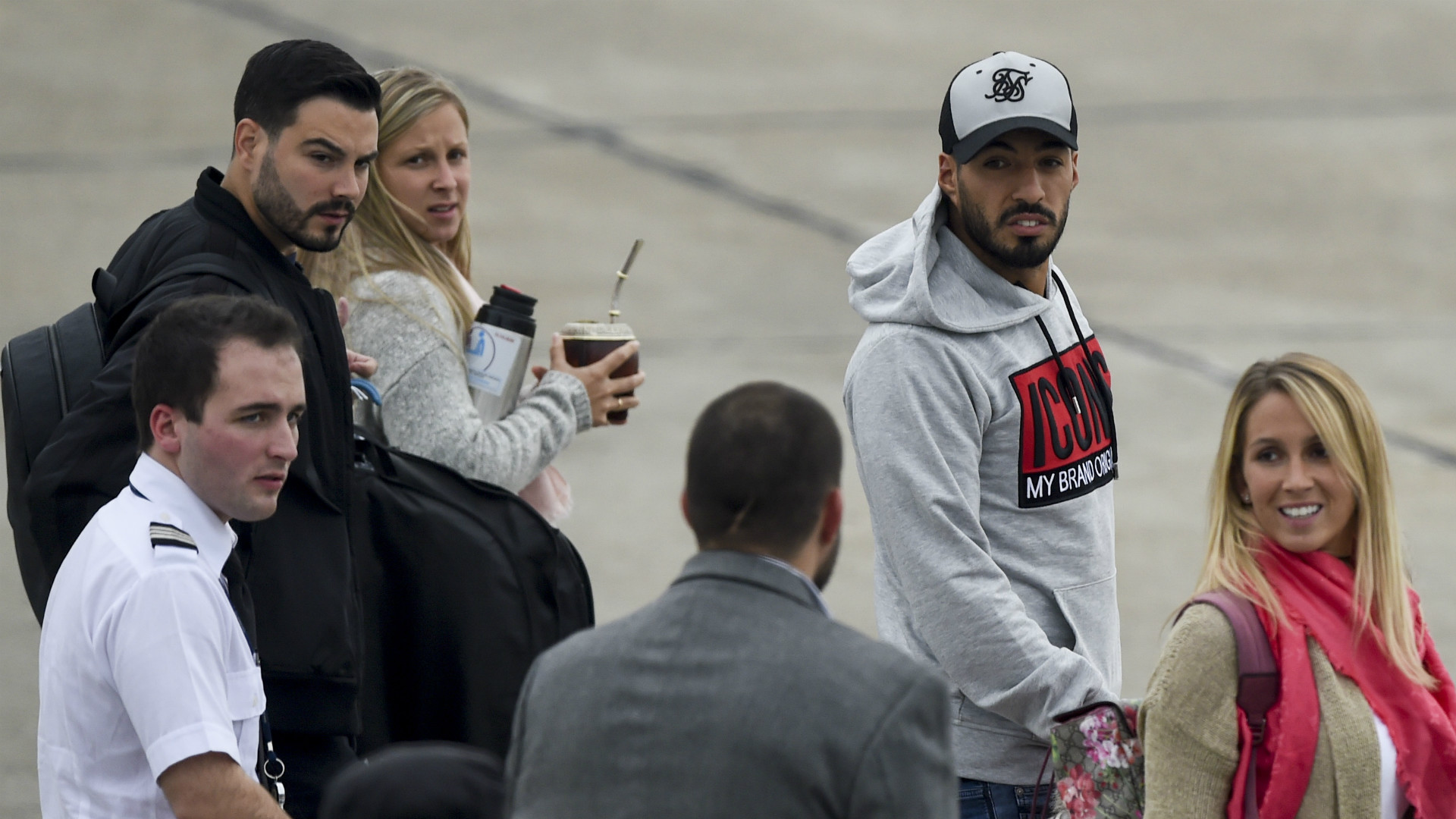Suarez n'umufasha we ubwo bageraga ku kibuga cy'indege i Buenos Aires
