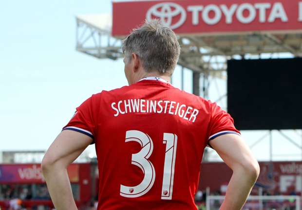 Schweinsteiger takes picture of unknowing fan with Fire players