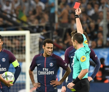 Leyendas de la NBA, la tarjeta roja de Neymar y el nuevo miembro de la familia Balotelli - La Ligue1 en las redes sociales | Goal.com