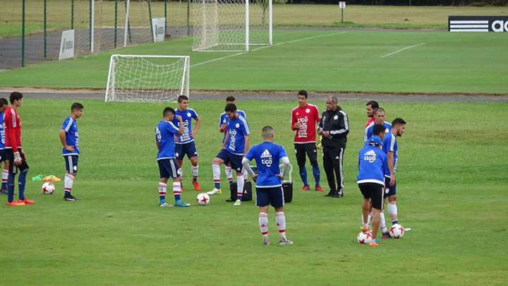 La Selección de Paraguay hizo fútbol pensando en los amistosos