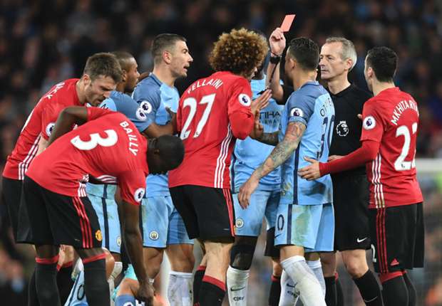 Kartu merah Fellaini setelah menanduk Aguero.