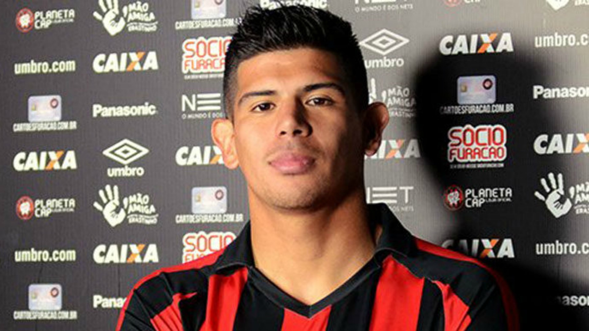 DT de Atlético PR destacó a Pavez: