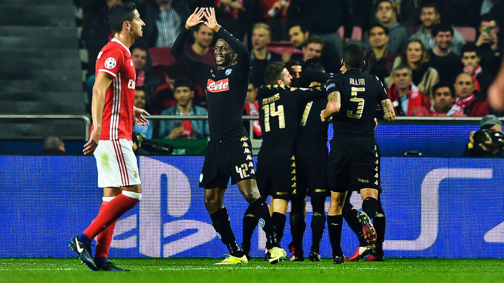 images.performgroup.com/di/library/GOAL/3d/eb/napoli-celebrating-vs-benfica_/prth4y4lumbz1482zusf7c6ji