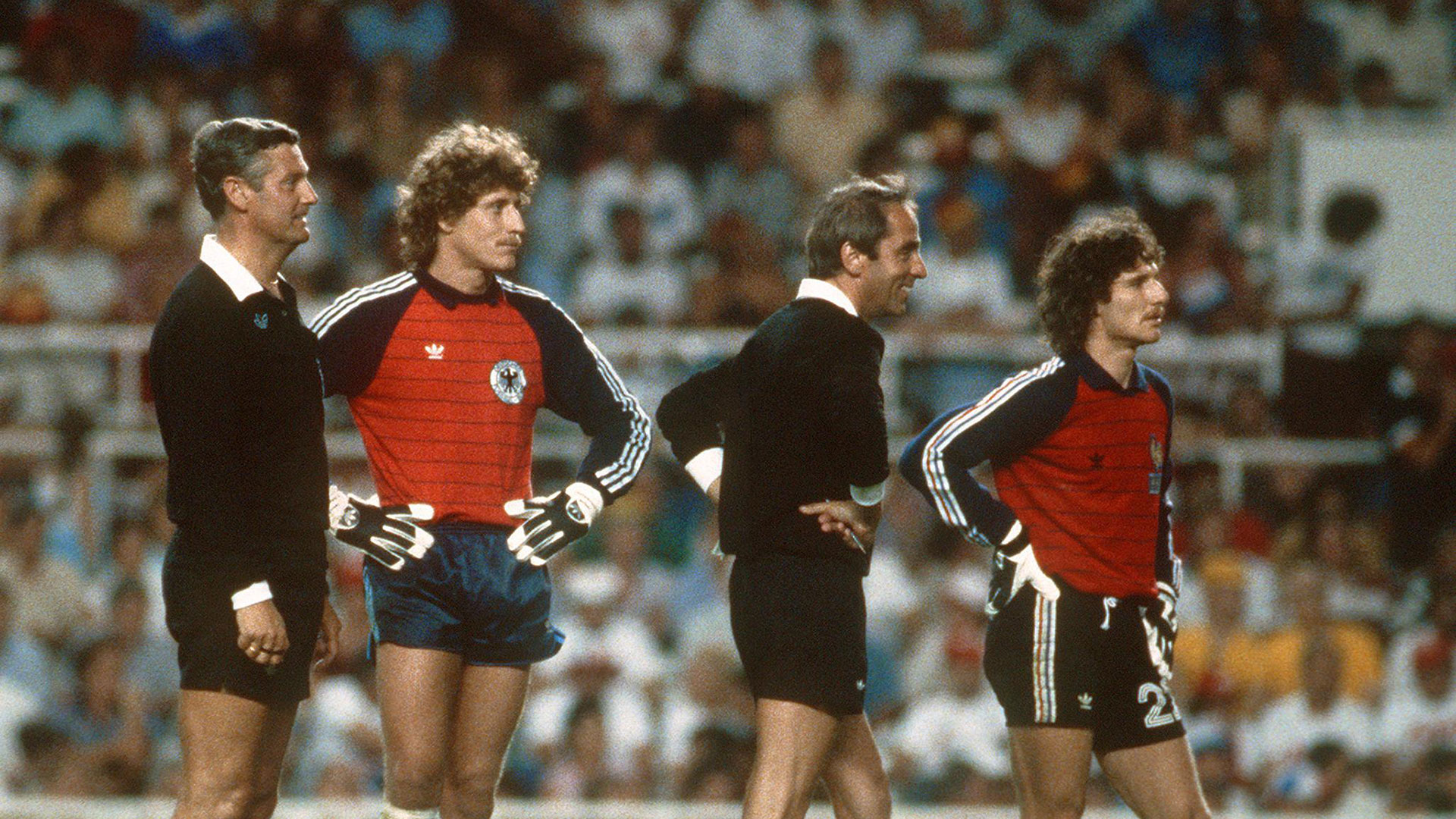 FOTOS HISTORICAS O CHULAS  DE FUTBOL - Página 13 Harald-schumacher-west-germany-france-world-cup-1982_vvl859f64diz1oflerj69a4fr