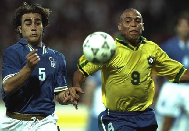 Fabio, Ronaldo ile mücadele ederken.