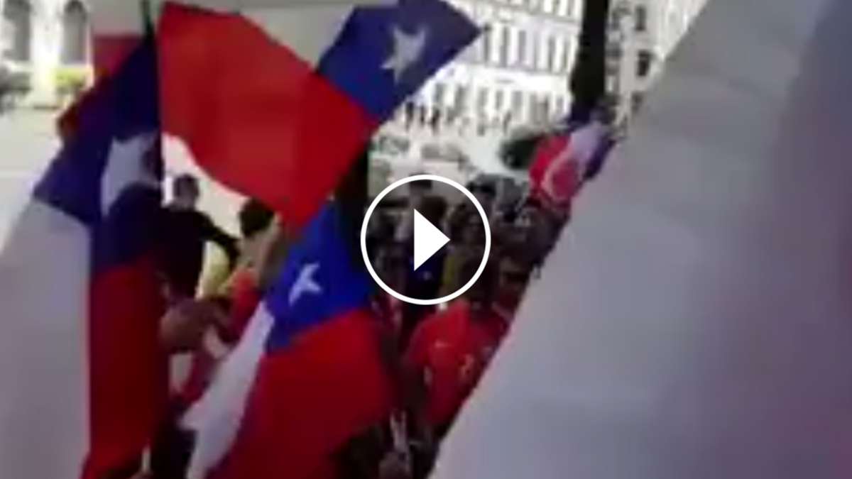 VIDEO: Empresario repartió 4.000 banderas de Chile previo a la final