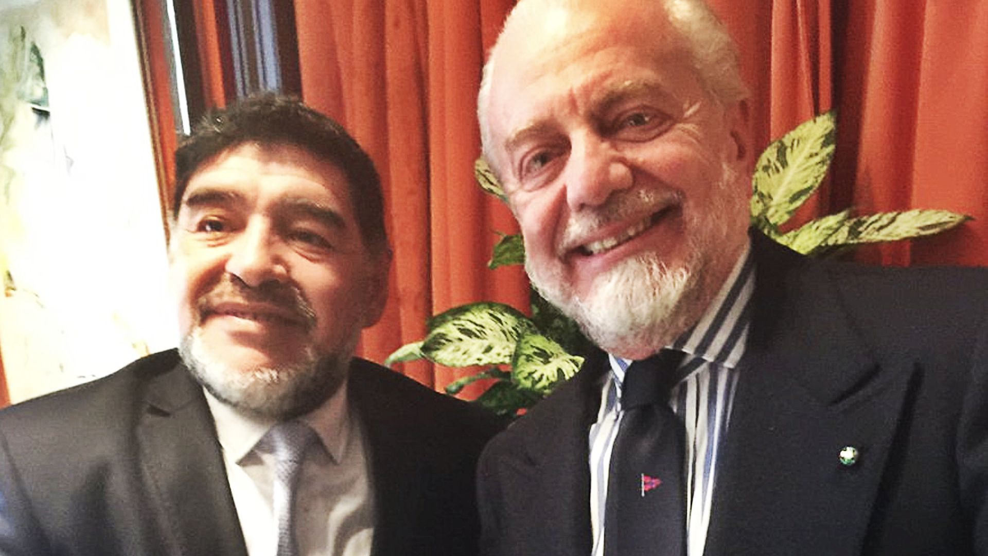 Gli ultrà del Napoli espongono striscione contro De Laurentiis