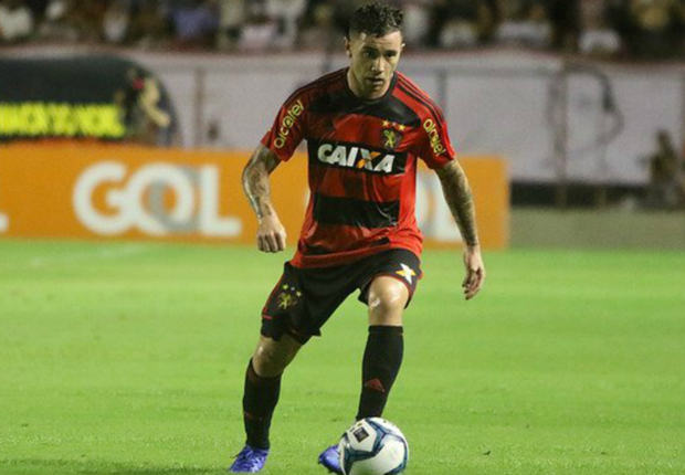 Eugenio Mena fue expulsado en su debut liguero con el Sport - Goal.com