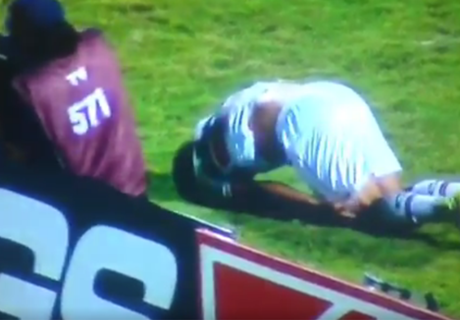 Jogador faz gol, pula... mas cai feio!