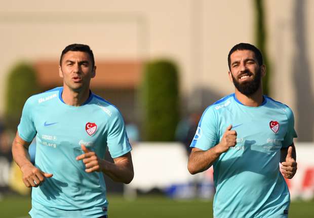 burak-yilmaz-and-arda-turan_49anrevwz8mj1g5heael74gz0.jpg