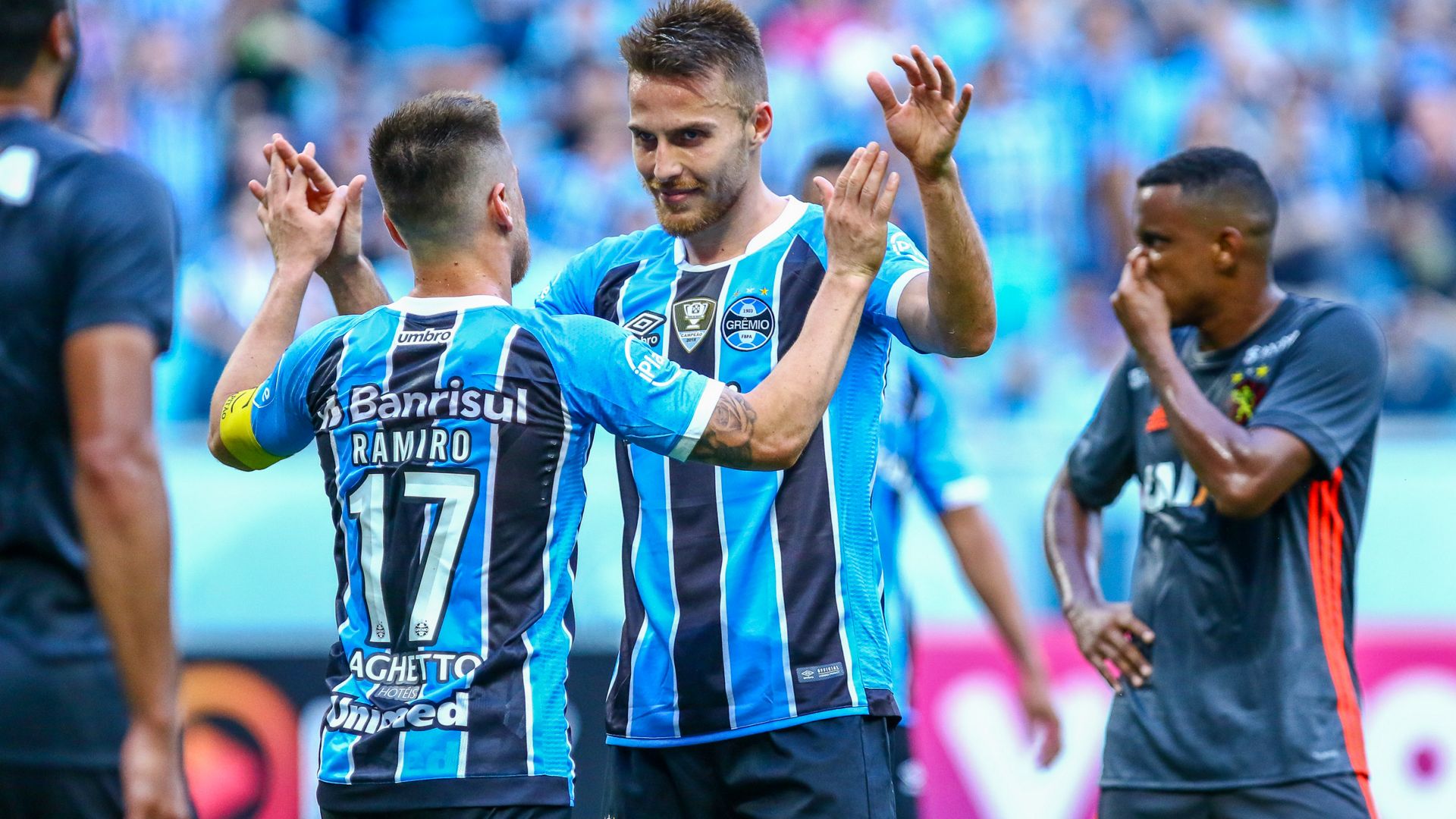 Brasileirão: Grêmio goleia Sport Recife e diminui distância para Corinthians