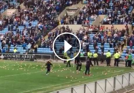 ► Fans del Coventry lanzan puerquitos