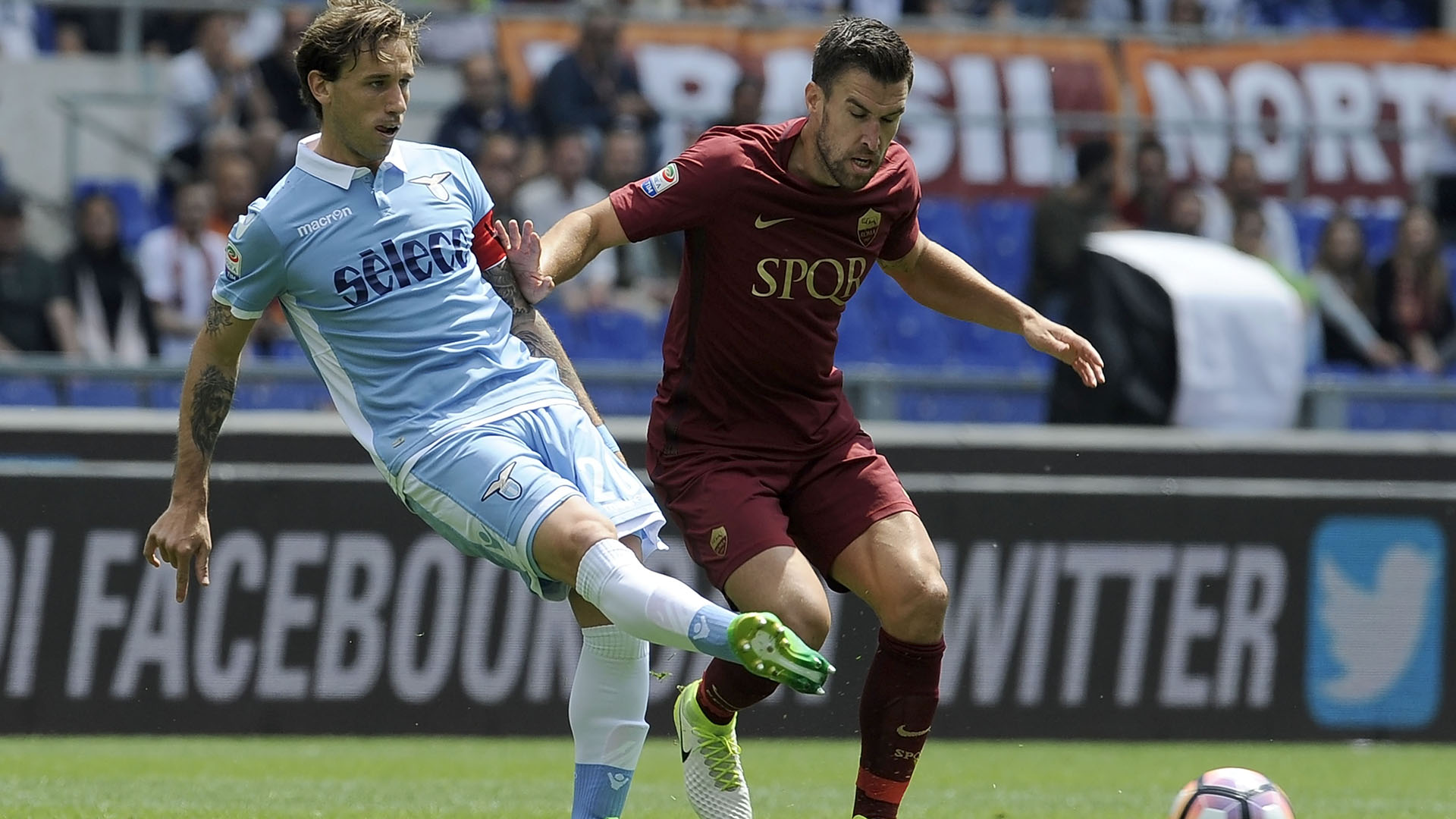 Biglia, scambiato maglia con icona Totti Biglia, scambiato maglia con icona Totti