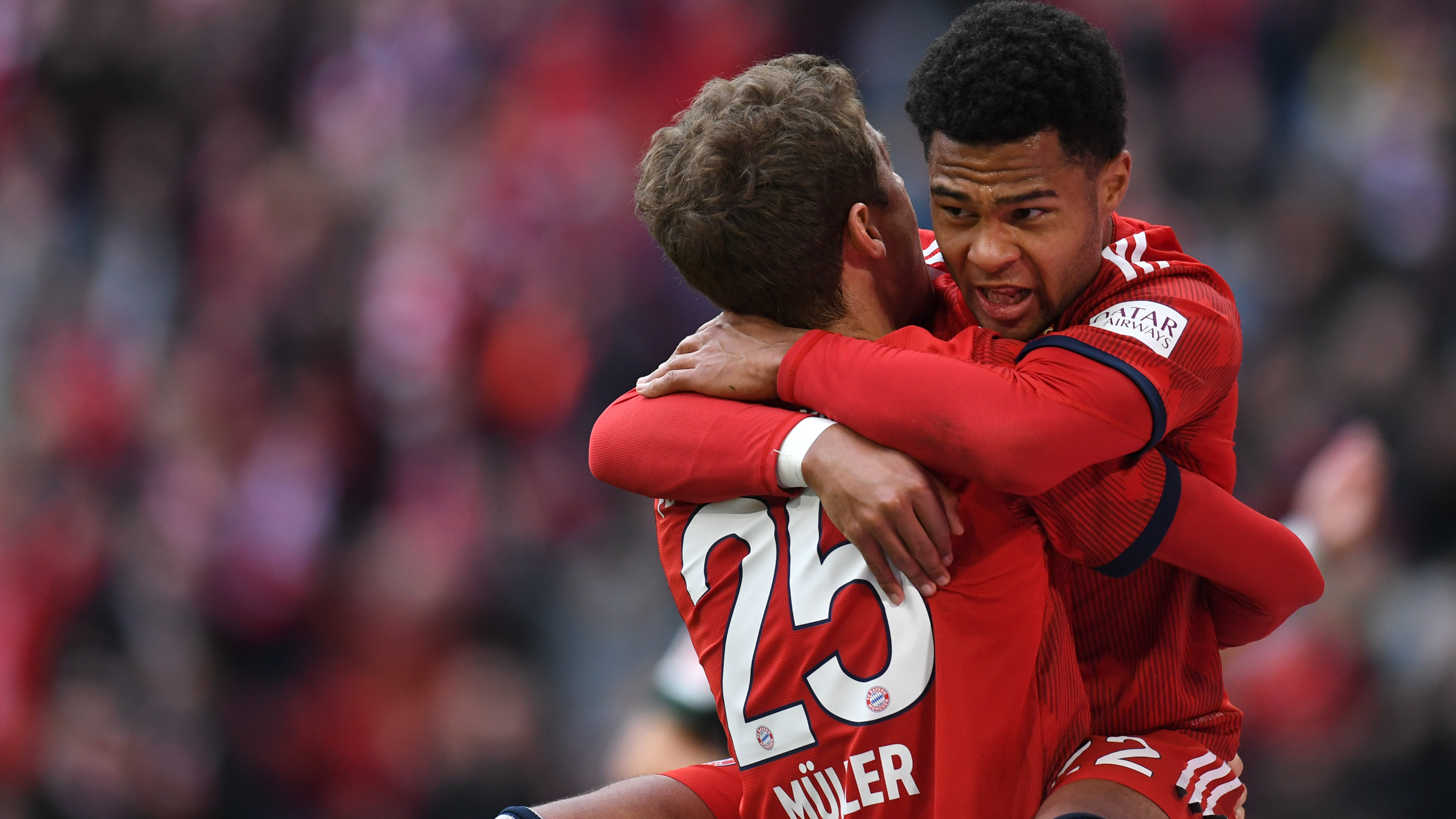 Bayern Munich - Serge Gnabry vole au secours de Thomas Müller