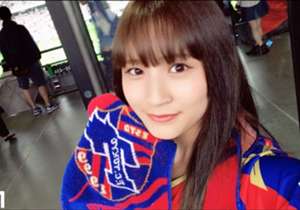 「Jリーグを観に行くと美女サポーターに会えるらしい」。そんな噂を聞いたので、とりあえず携帯を片手にスタジアムへ行ってみた。到着したのは、明治安田生命J1リーグ第15節FC東京対横浜F・マリノスが行われる味の素スタジアム。やっぱり色鮮やかなユニフォームを着ている女性たちは皆さん美しくみえる！！　ということで、美女サポのみなさんに“自撮り”で最高の1枚を撮ってもらった……ご覧あれ！！ ※なお、本企画はクラブ、美女さんたちに正式な許可を取っているので、よい子のみんなは許可なしに真似しないこと！ ©Goa...