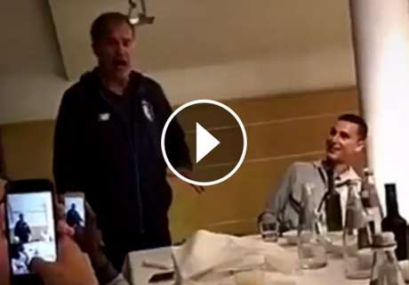 ► Bielsa cantó un tango