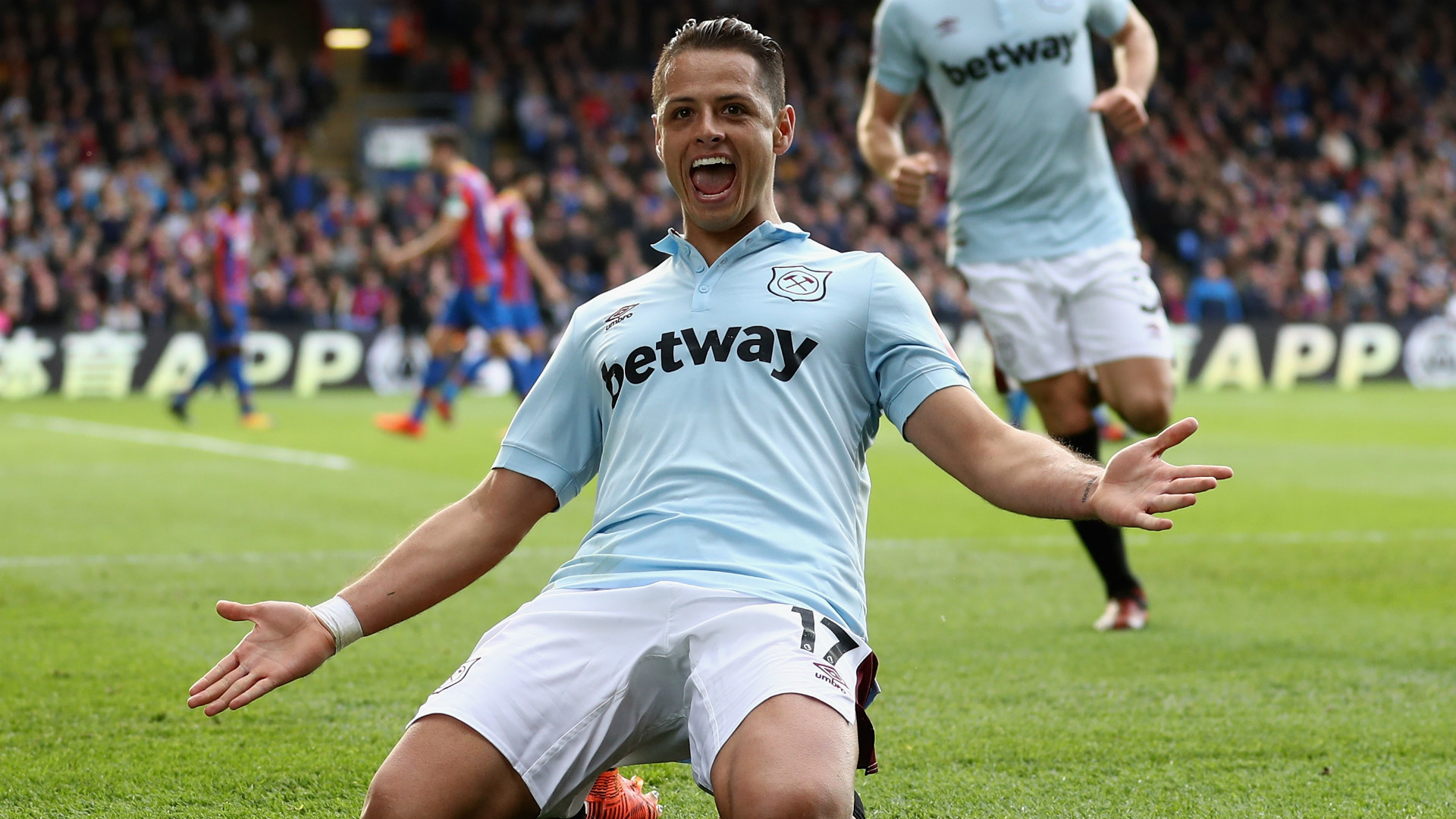 Chicharito hoping to return to full training this week for West Ham