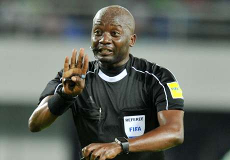 ►Juiz agride jogador na África. Veja!