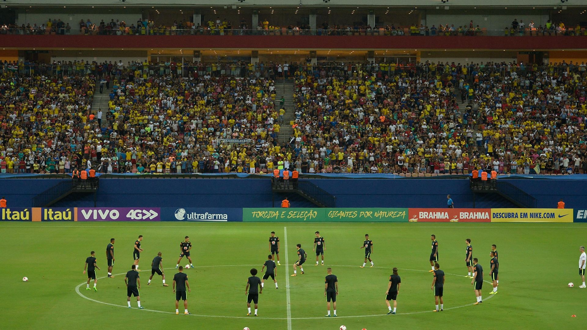 Torcedores tentam driblar segurança na chegada da seleção brasileira à Colômbia Torcedores tentam driblar segurança na chegada da seleção brasileira à Colômbia