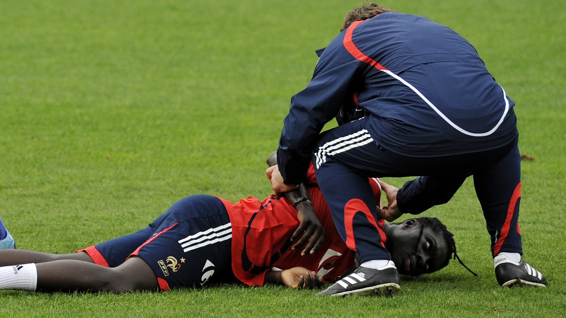 Bafetimbi Gomis faint 2009