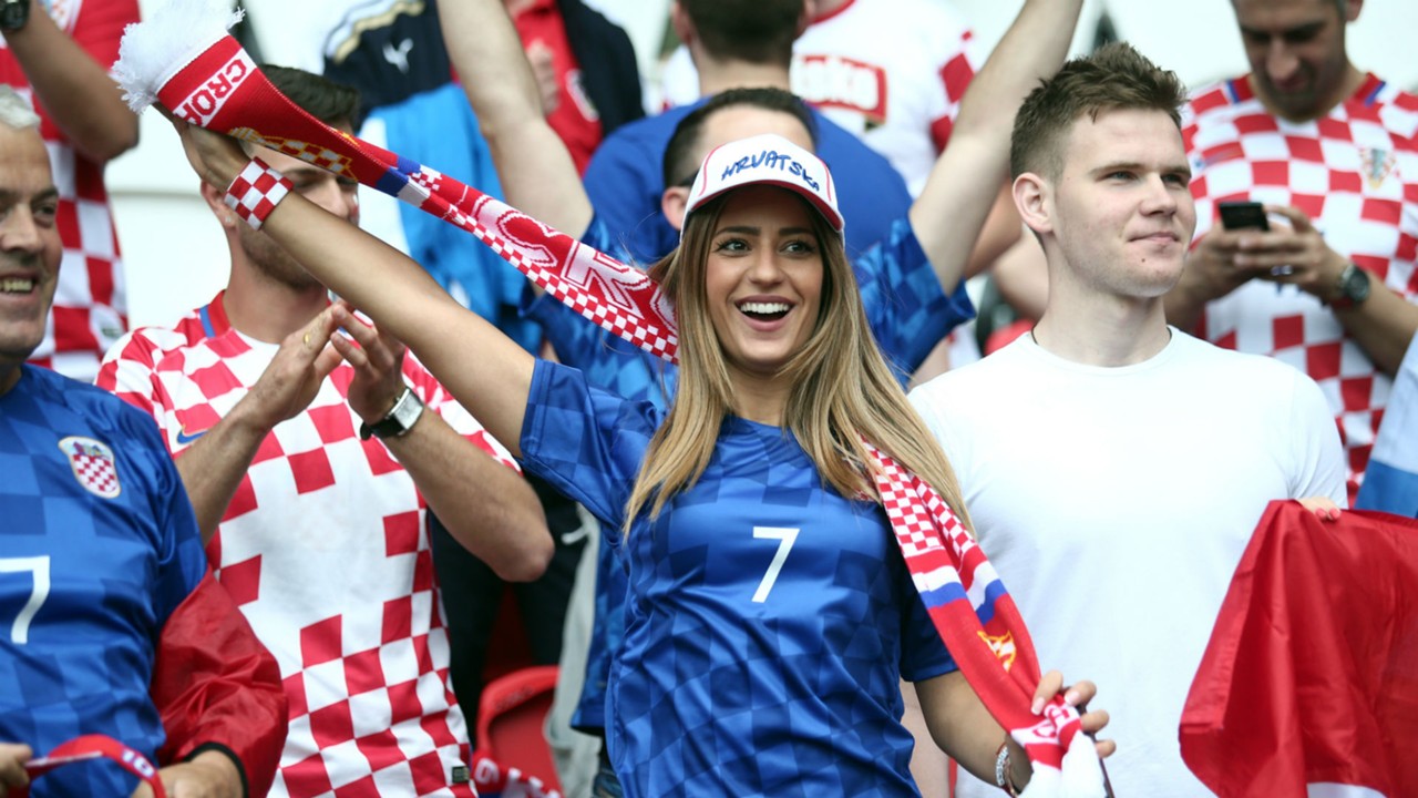 croatia-fans-against-turkey-parc-des-princes-euro_1llrhedqie2ao1k51boxn3ipwc.jpg