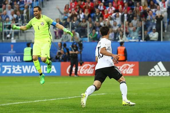 La impotencia de Claudio Bravo tras el gol alemán