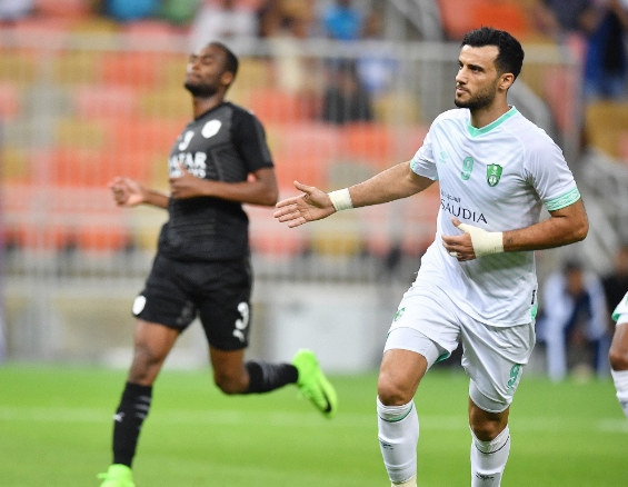 عمر السومة ي طلق شعاره الخاص على طريقة اللاعبين العالميين