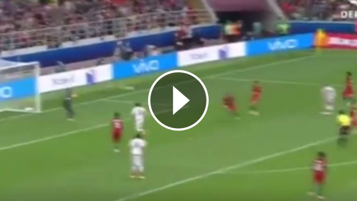 VIDEO: Chicharito casi abre el marcador