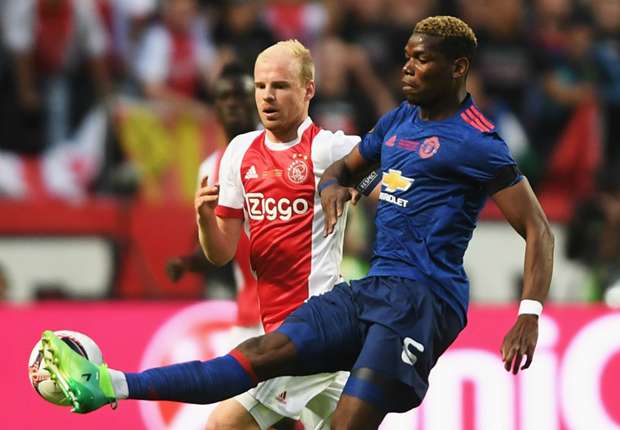 Davy Klaassen dan Paul Pogba beradu ketangkasan