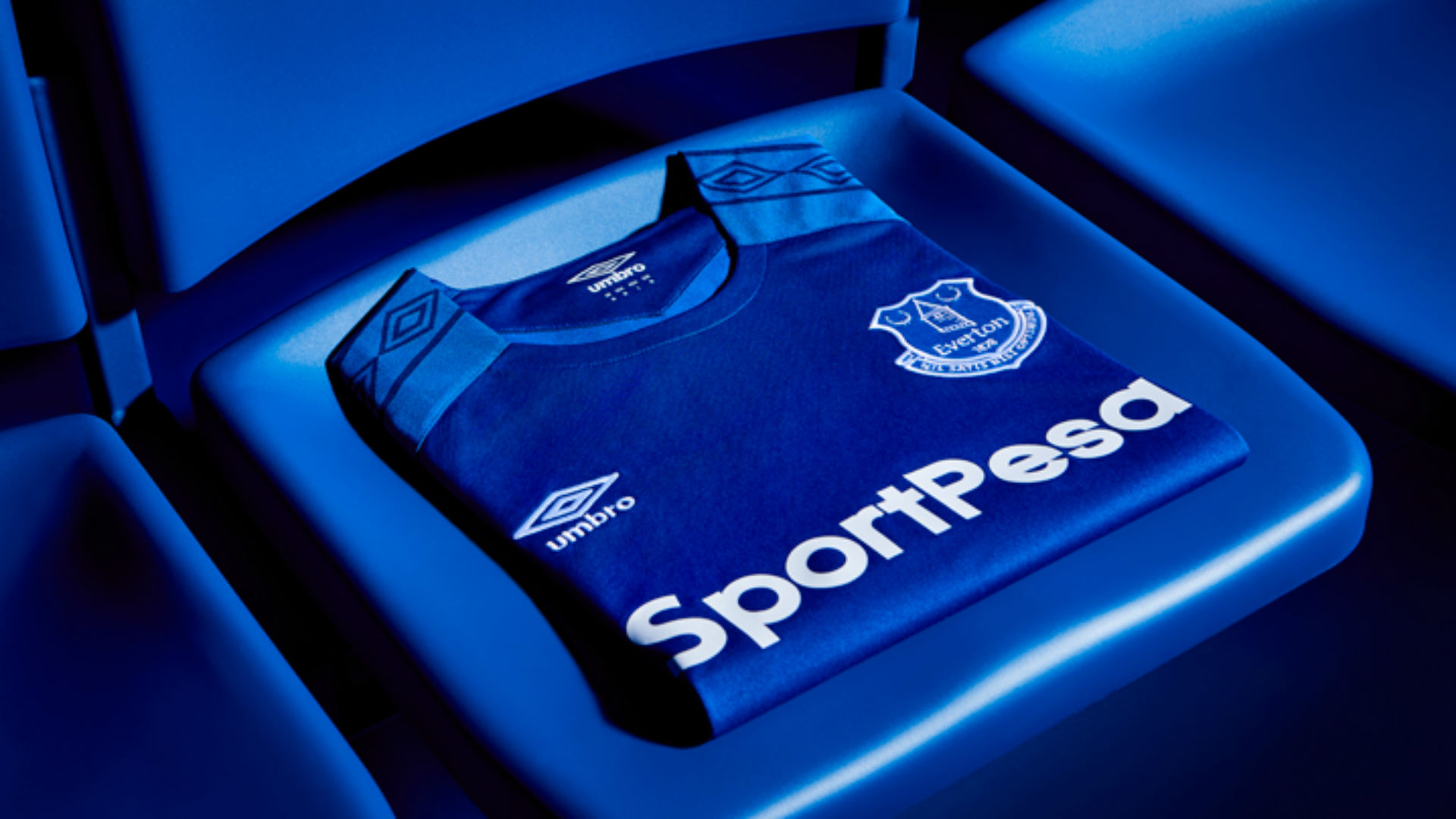 Everton home kit 1718