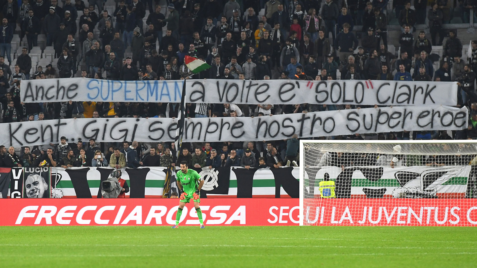 gianluigi-buffon-juventus-superman_8vq5j